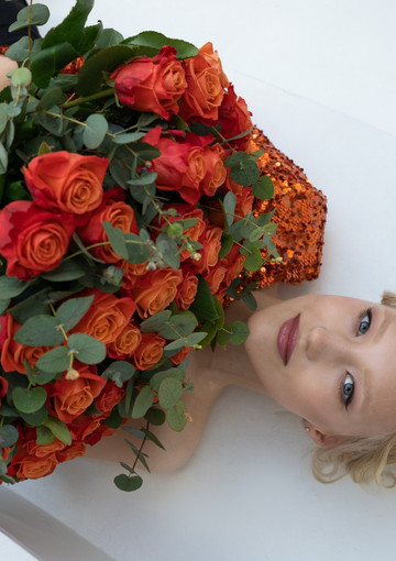 Роза «Orange crush» 45 штук с эвкалиптом — купить с доставкой